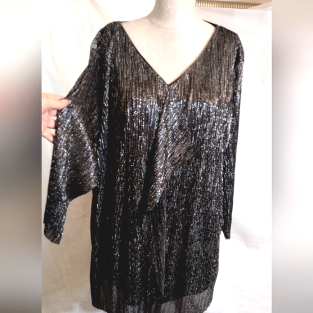 CJ Banks TAG blouse,Metallic silver & black V-Neck, 3/4 sleeve, Lined, Flowing,